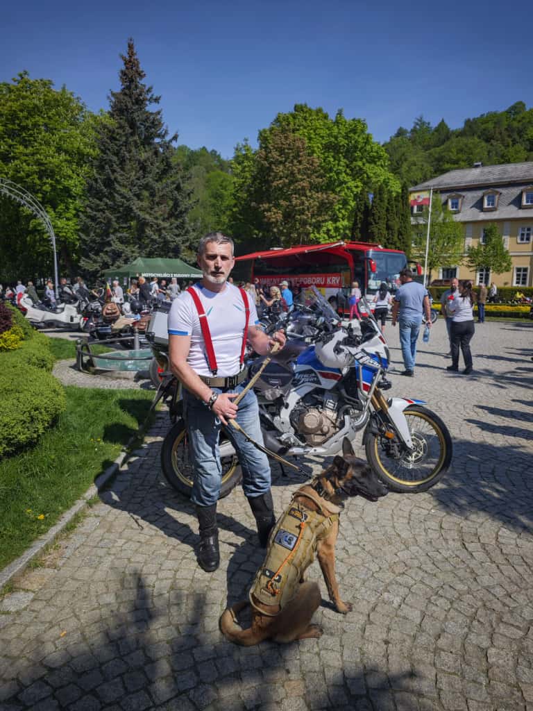 motocyklista z psem 2